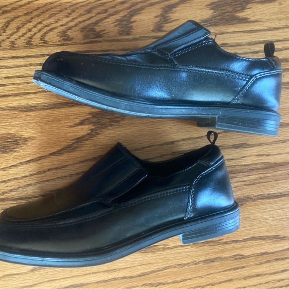 Boys sz 3 slip-on dress shoes NWOT…only wore once for wedding - Picture 6 of 7